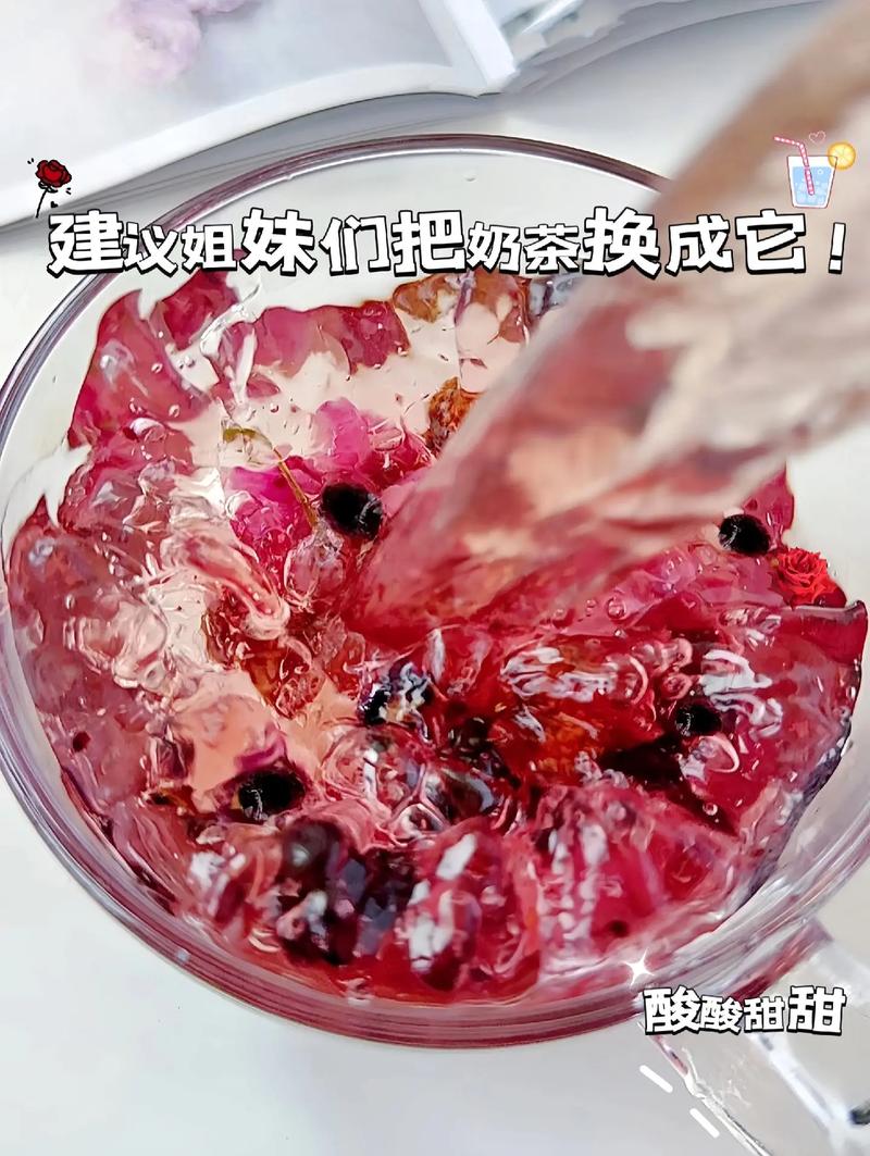玫瑰花酸酸甜甜桑葚柠檬酸酸甜甜的还挺好喝70c左右的热水冲泡桑葚